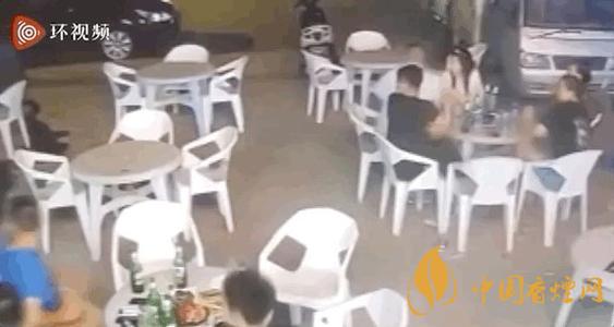 警方通報小車沖過夜市撞飛數人 這一幕太驚險了!