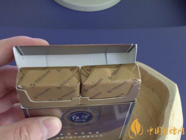 品味紅河煙紅河扁盒精品 清香型煙中的經典之作